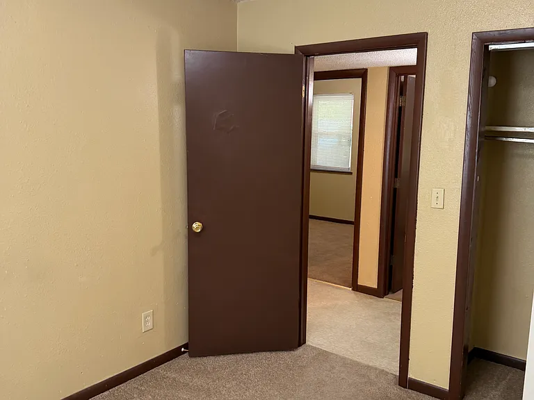 906 Brookside St — Photo 5