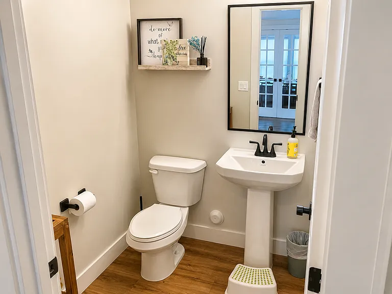 1/2 Bathroom