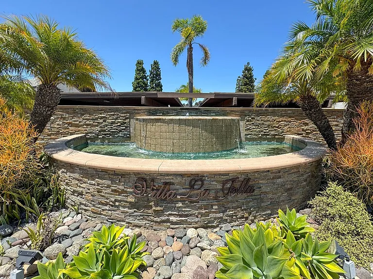 8545 Villa La Jolla Dr #H — Photo 3