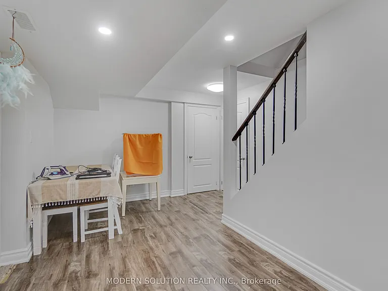 4 Overhold Cres — Photo 43