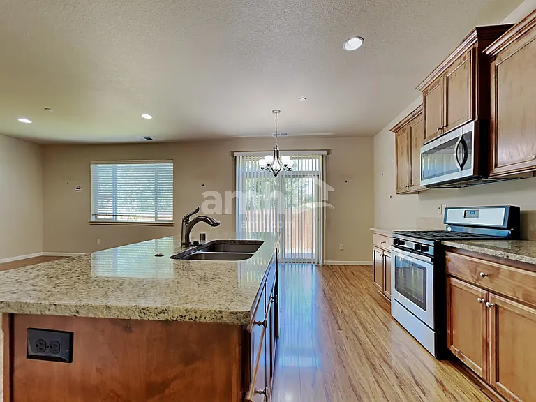 3208 NE 75th Way — Photo 4