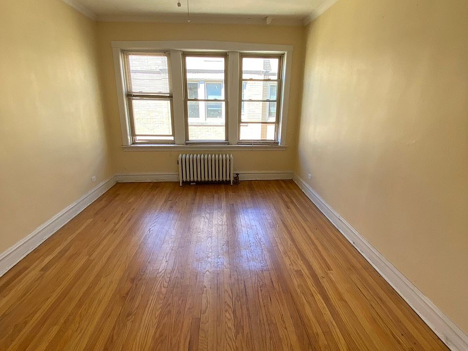 1st image of 2948 W Belle Plaine Ave #3