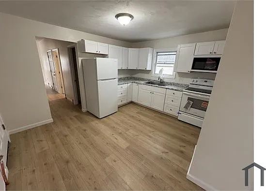 2 bed, 900 sqft, $2,400 — Photo 2