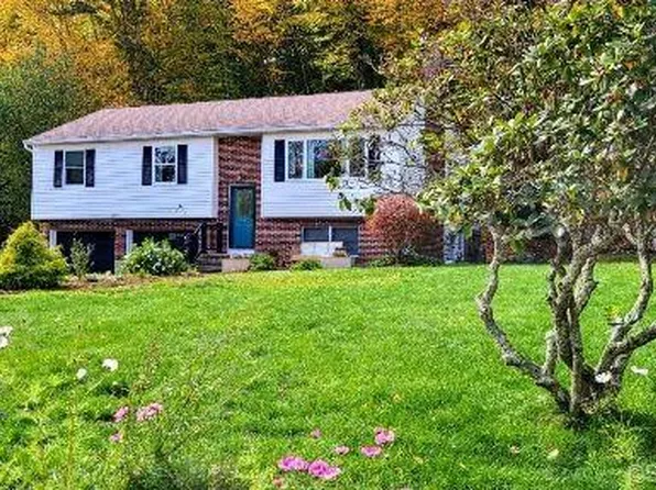 12 Pamela Way, Waterford, CT 06385