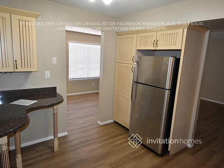 2301 W Waltann Ln — Photo 8