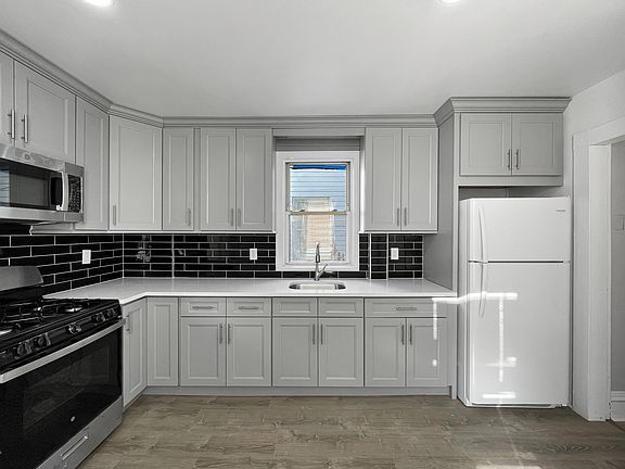 3rd image of 138 N 7th Ave Floor 1