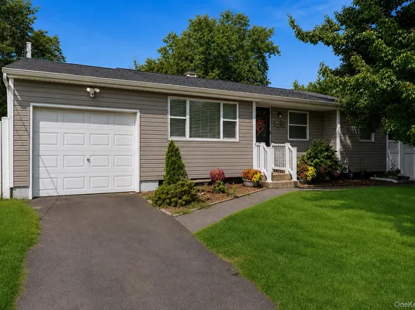 52 Larry Road S, Selden, NY 11784