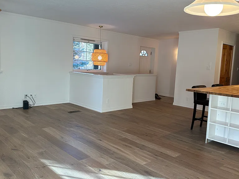 Shows entry and staircase down, wifi