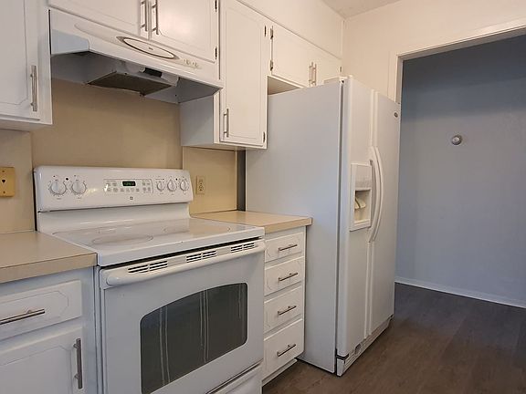 4th image of 2922 N Oakes St