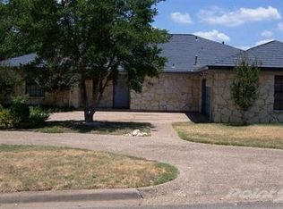 935 Highland Dr, Cleburne, TX 76033
