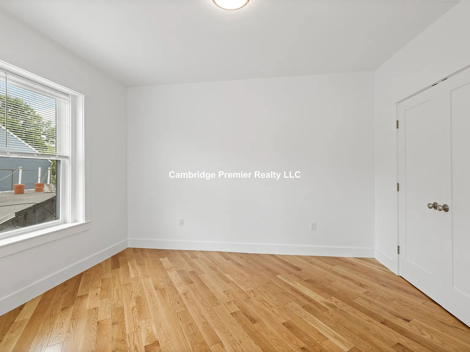 406 Columbia St — Photo 3
