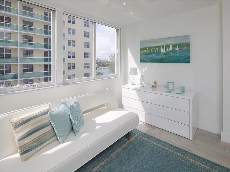 5005 Collins Ave #610 — Photo 10