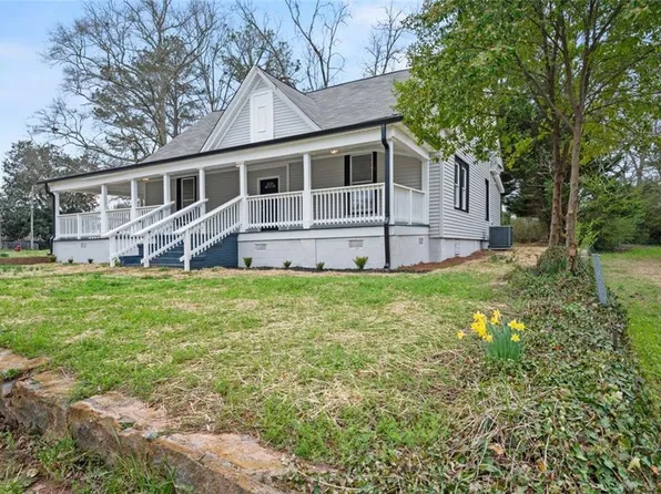 63 Church St, Grantville, GA 30220