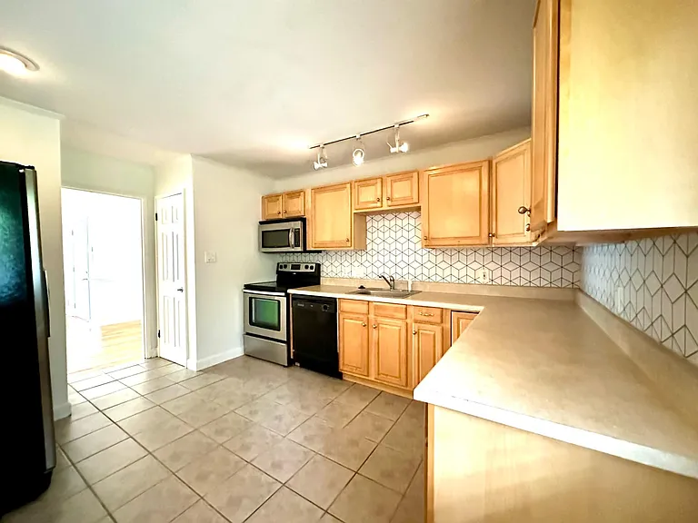533 Inwood Dr — Photo 4