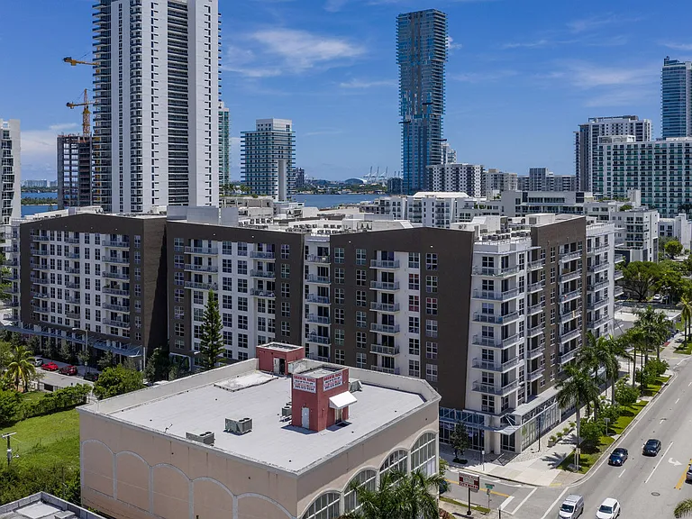 Blu27 at Edgewater — Photo 45