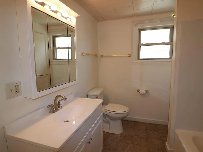 607 Junction St — Photo 8