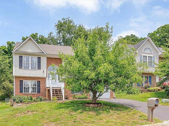 2nd image of 5007 Meadow Crossing Ln NE