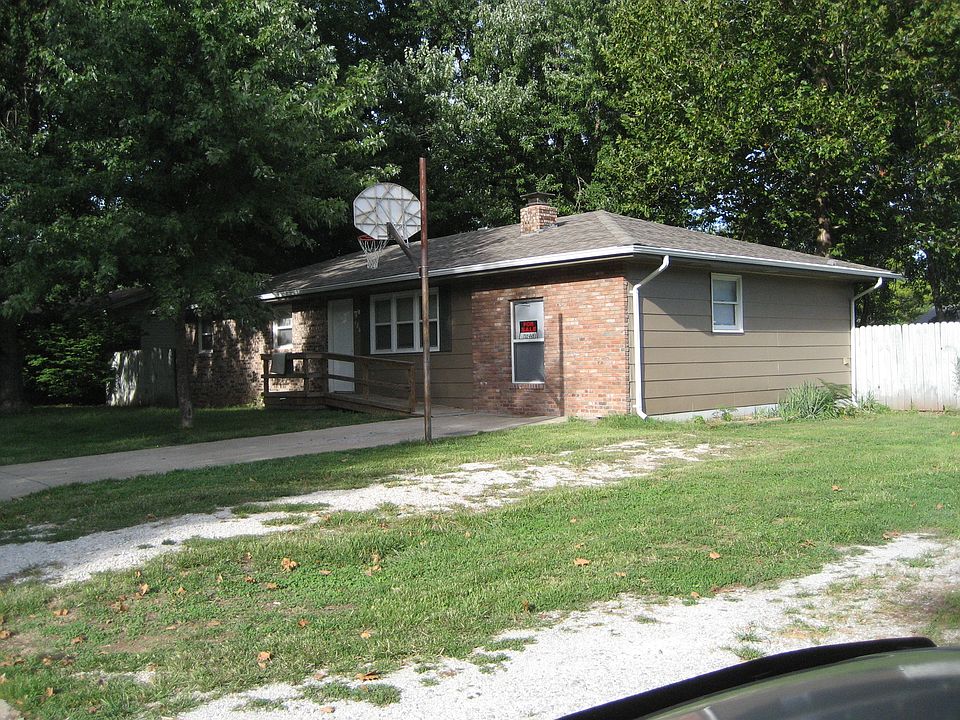 2nd image of 128 S Dennis Ave