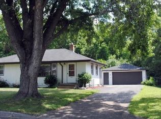 2318 Auerbach Ave, Roseville, MN 55113