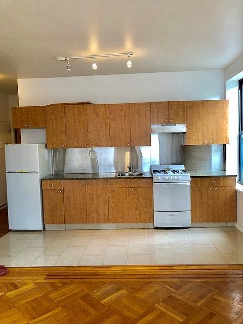 1st image of 476 6th Ave APT 3