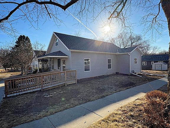 4th image of 901 Maple St