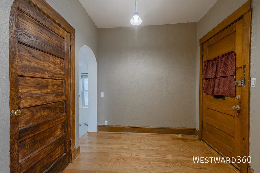 Spacious 2-Bedroom Apartment with Finished Basement in Rogers Park — Photo 2