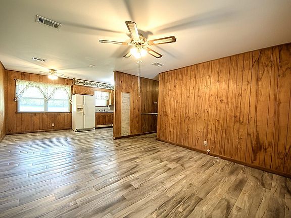 4th image of 306 E Gum St