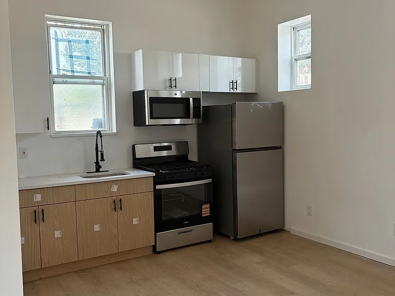 Roman Ave — Photo 2