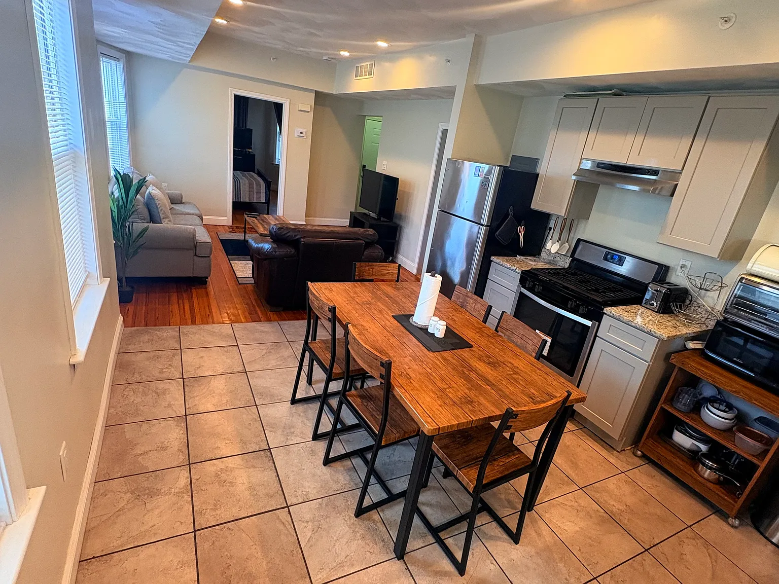 3 bed, 1200 sqft, $2,950 — Photo 4