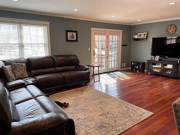 4th image of 83 Somerset Dr