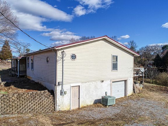 3rd image of 1611 1/2 Pershing Ave