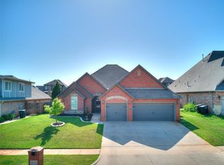 1117 Lindsey Ln, Moore, OK 73160