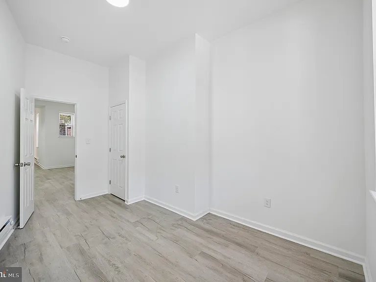 247 W Berkley St — Photo 2