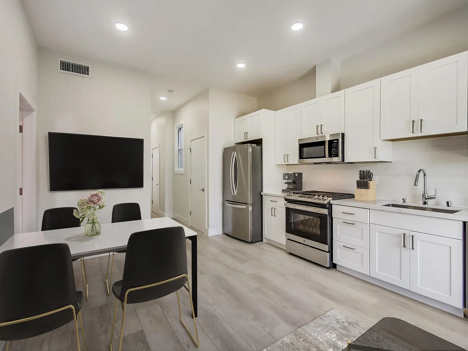4 bed, 1400 sqft, $6,300 — Photo 4