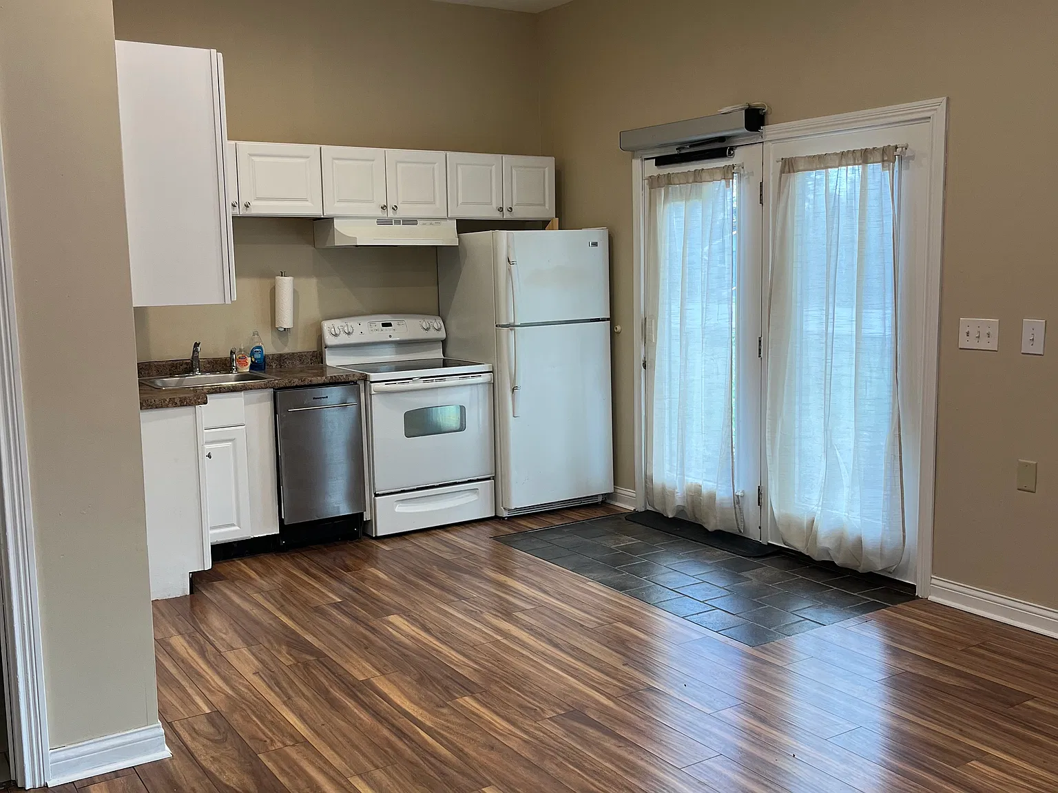2 bed, 820 sqft, $1,400 — Photo 3