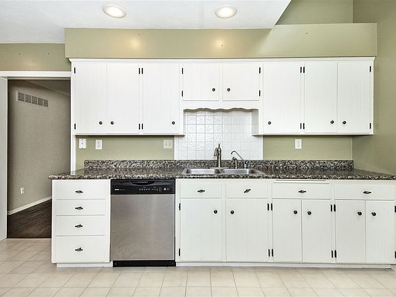 3rd image of 111 W Whitehall Ct