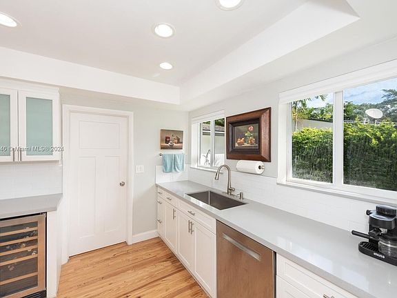 4th image of 560 NE 106th St #560