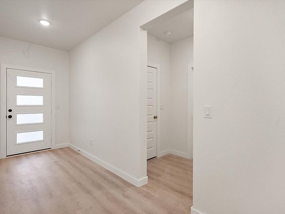 4th image of 610 E 14th St