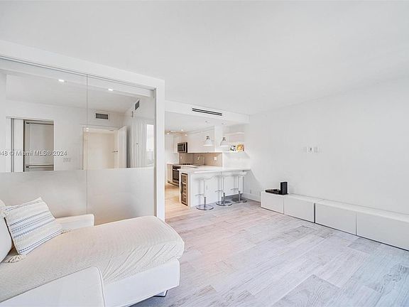 5th image of 1000 West Ave APT 922