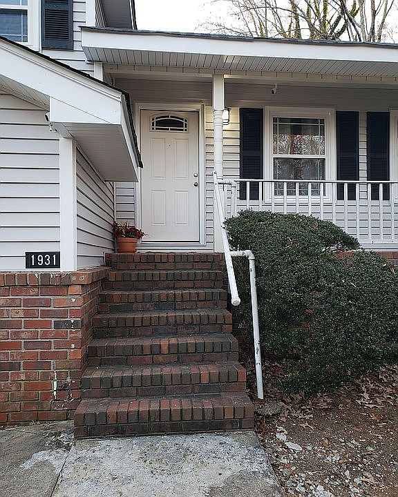 2nd image of 1931 Beaver Brook Ln NE