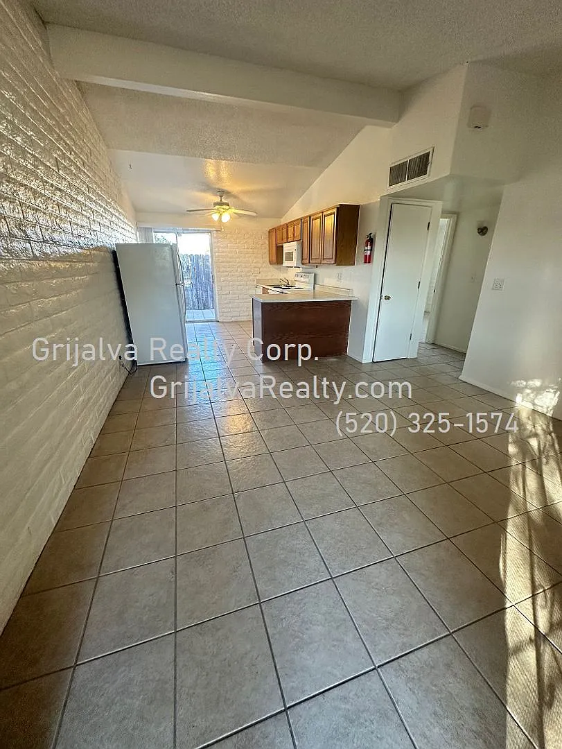 1143 E Water — Photo 3