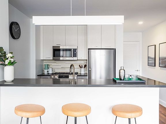 4th image of 4214 Crescent St #3A