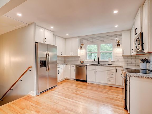 2nd image of 1301 Glenoaks Dr
