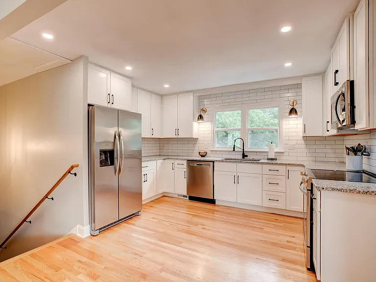 1301 Glenoaks Dr — Photo 2