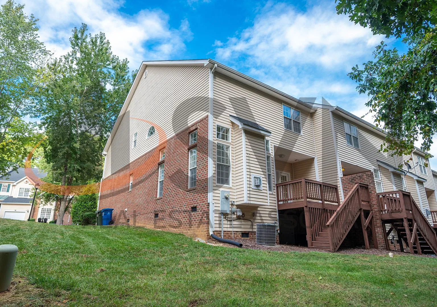 Spacious 3BR, 2.5BA End-Unit Townhome! — Photo 4