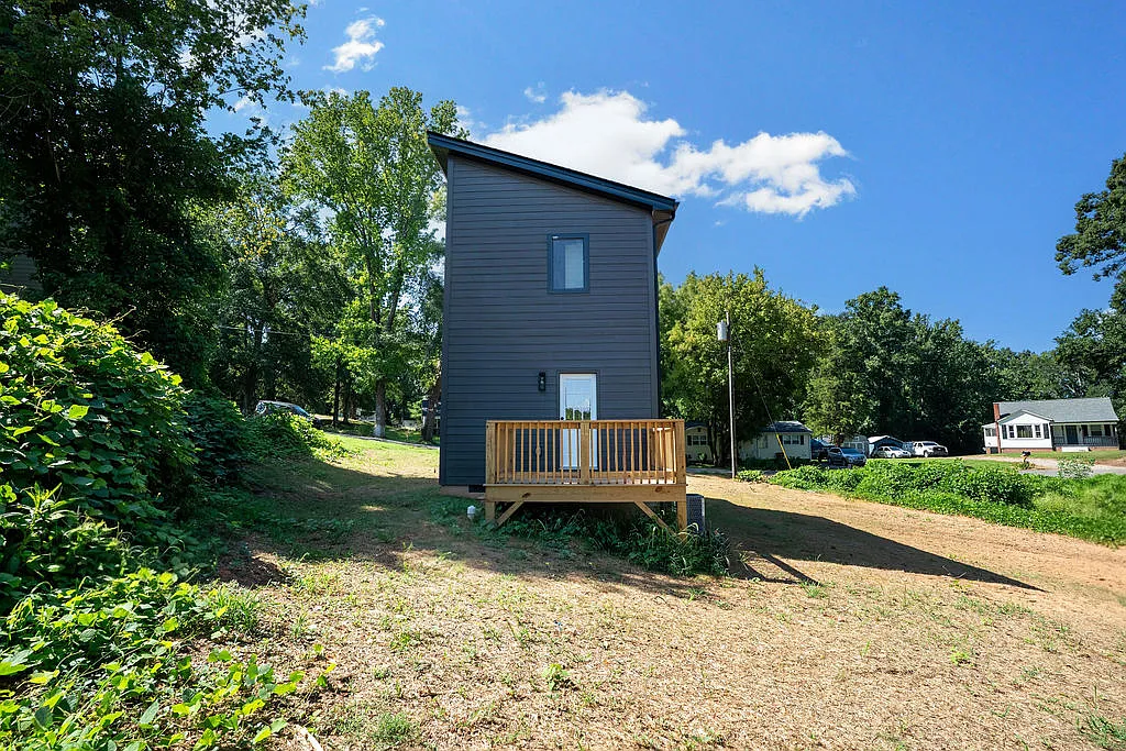 2 bed, 1.5 bath, 794 sqft, $1,300 — Photo 4