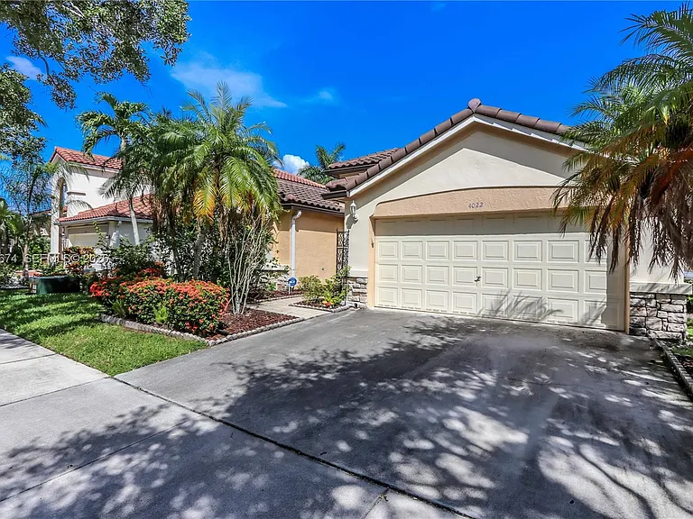 4022 Pinewood Ln — Photo 1