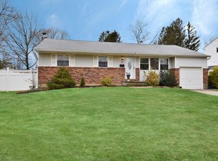 28 Bluegrass Ln, Commack, NY 11725