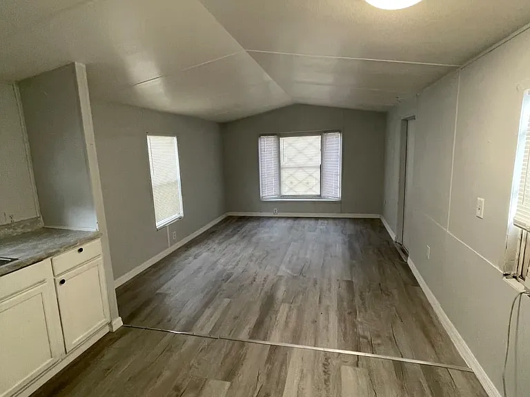 1045 Hickory Ln #8 — Photo 4