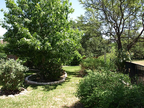 4th image of 3817 Southlake Dr